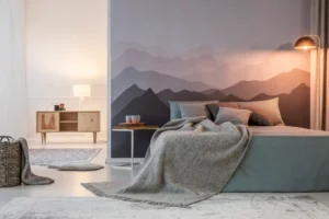 nowoczesna sypialnia z tapetą na jednej ścianie