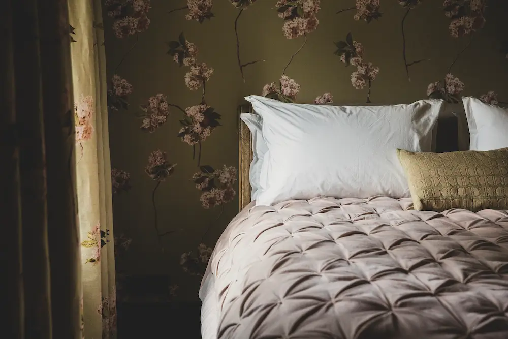 sypialnia z tapetą z kwiatowym motywem